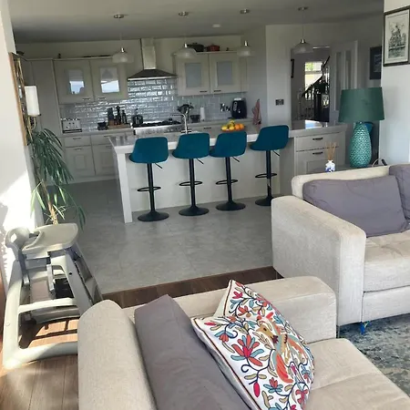 Coastal Retreat - Beautiful Relaxing 5 Bedroom With Spectacular Views Of Bay Feriehus