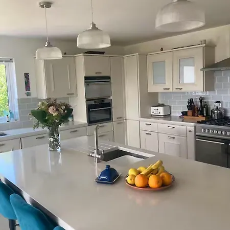 Coastal Retreat - Beautiful Relaxing 5 Bedroom With Spectacular Views Of Bay *