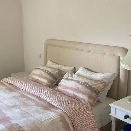 Luxury Getaway With 5 Bedrooms 펜션 *