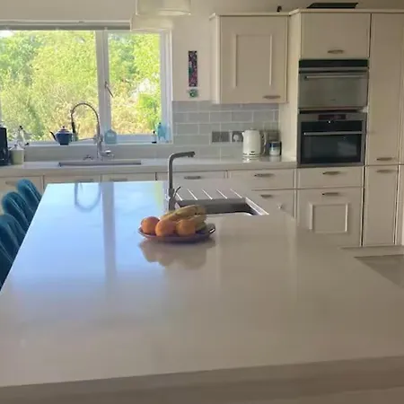 Luxury Getaway With 5 Bedrooms *