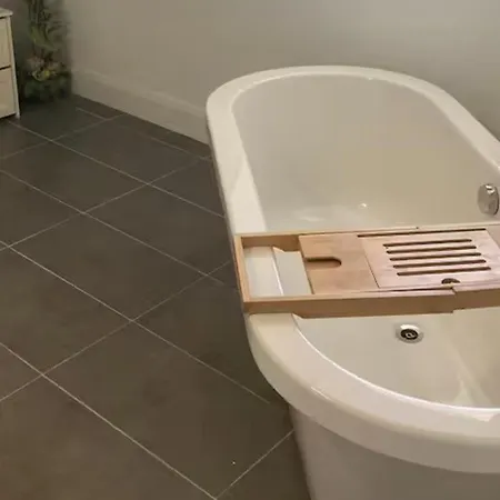 Luxury Getaway With 5 Bedrooms 펜션 *