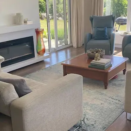 Luxury Getaway With 5 Bedrooms *