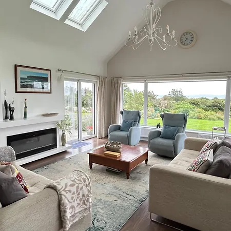 Luxury Getaway With 5 Bedrooms *